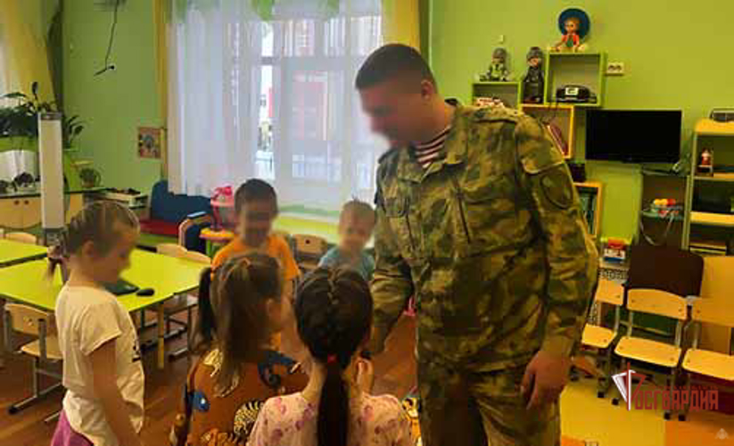 В Орле офицер Росгвардии — участник СВО познакомил дошколят со своей профессией