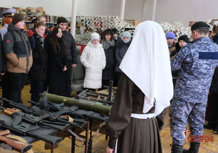 Накануне Дня защитника Отечества росгвардейцы провели экскурсию для орловских школьников