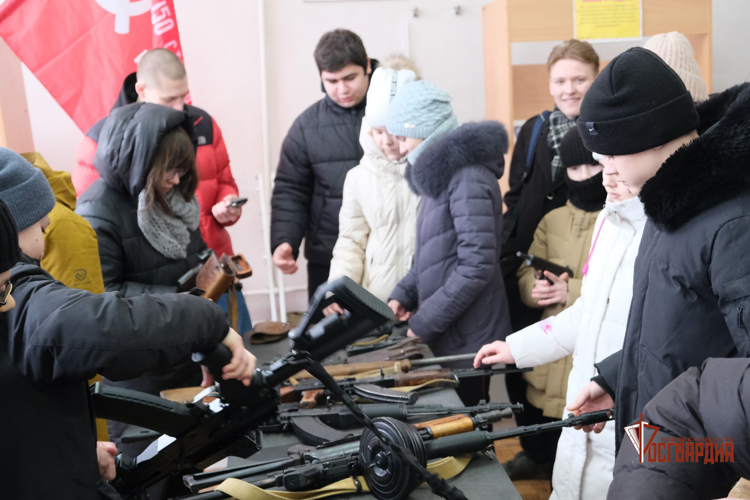 Накануне Дня защитника Отечества росгвардейцы провели экскурсию для орловских школьников