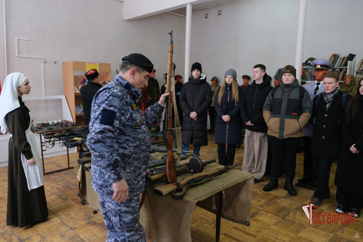 Накануне Дня защитника Отечества росгвардейцы провели экскурсию для орловских школьников