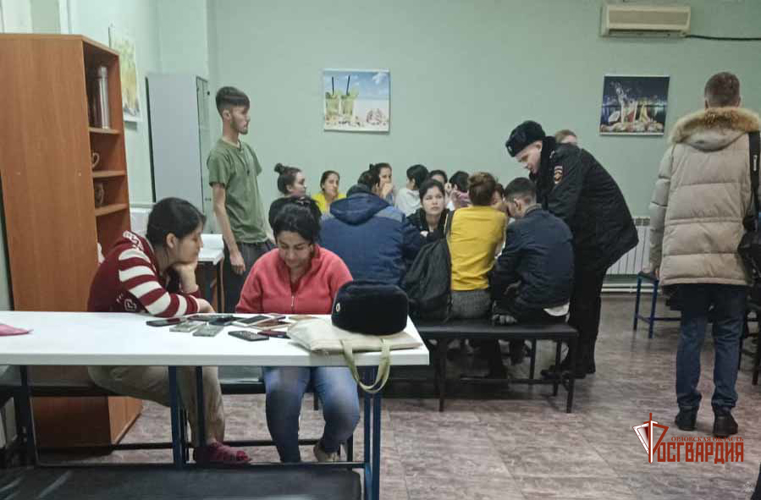 В Орле спецназ Росгвардии оказал силовую поддержку в выявлении незаконных мигрантов