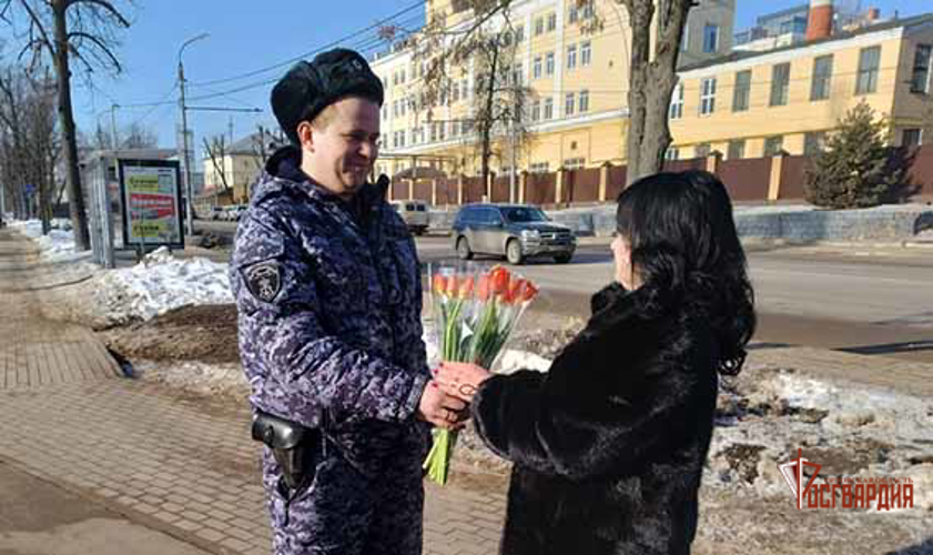 Орловские росгвардейцы поздравили женщин с наступающим Международным женским днем