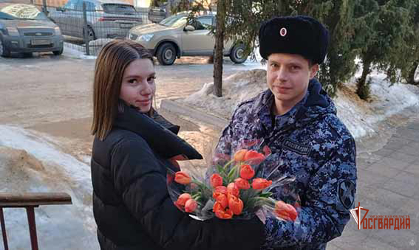 Орловские росгвардейцы поздравили женщин с наступающим Международным женским днем