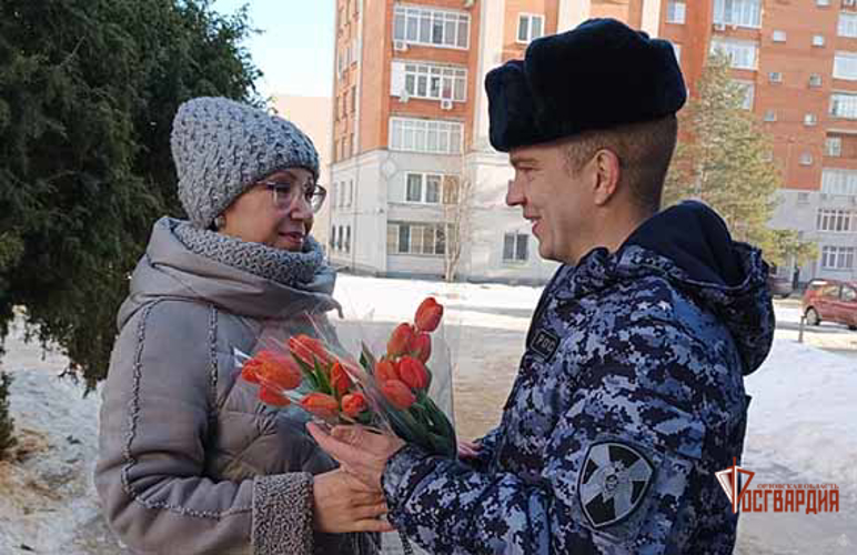 Орловские росгвардейцы поздравили женщин с наступающим Международным женским днем