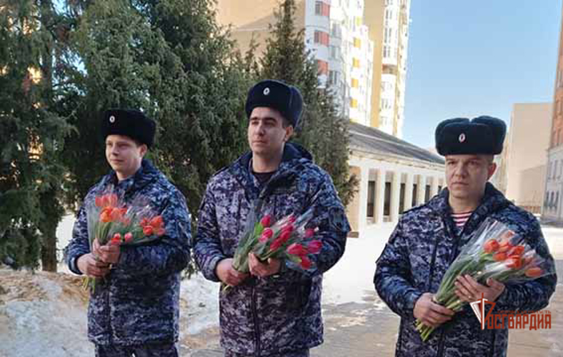 Орловские росгвардейцы поздравили женщин с наступающим Международным женским днем