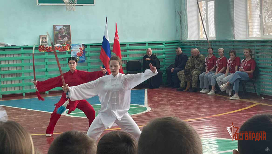 Служебные собаки росгвардейцев подружились с орловскими школьниками
