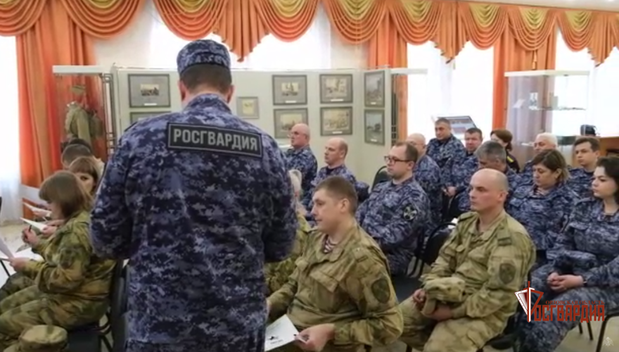 В Орле сотрудники и военнослужащие Росгвардии написали «Диктант Победы»