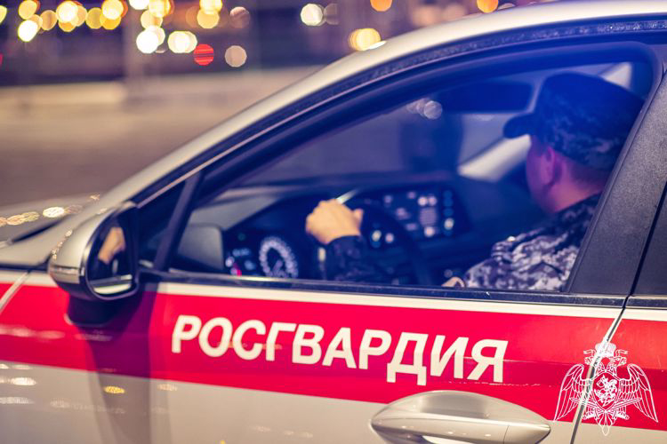 Орловец разбил дверь пивбара и был задержан росгвардейцами