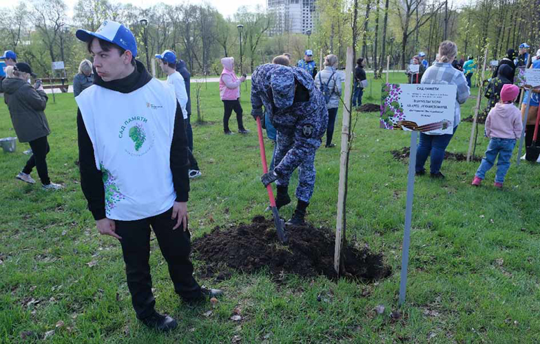В Орле росгвардейцы поддержали акцию «Сад Памяти»