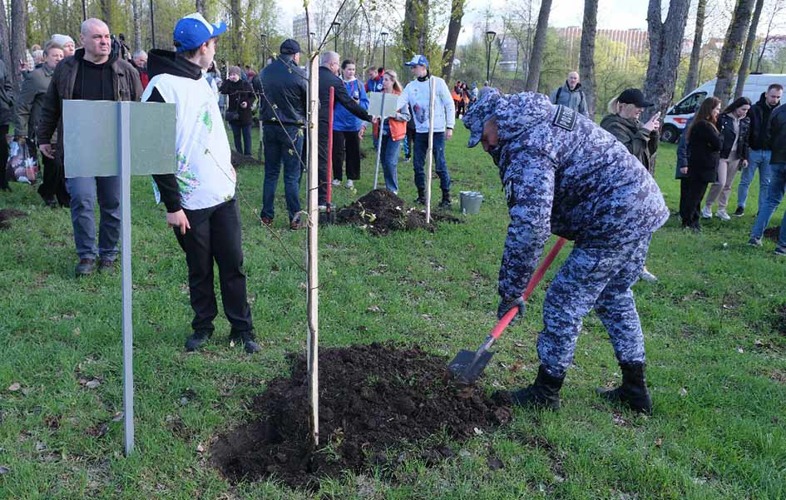 В Орле росгвардейцы поддержали акцию «Сад Памяти»