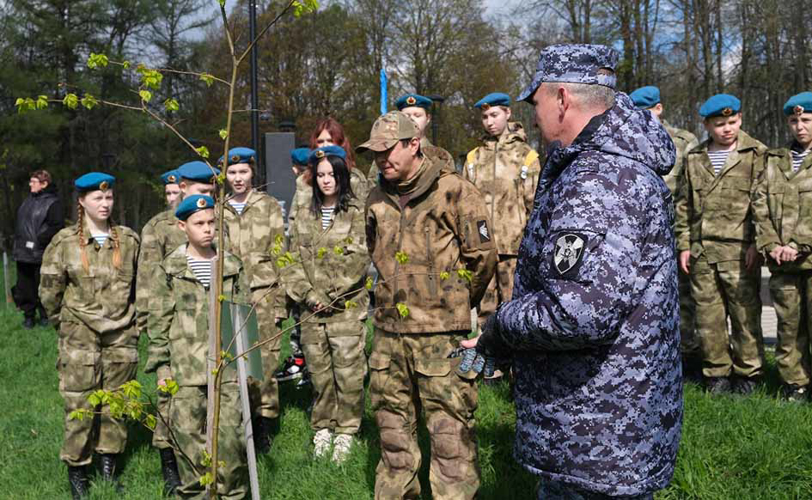 В Орле росгвардейцы поддержали акцию «Сад Памяти»