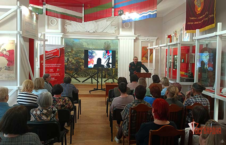 В Орле офицер Росгвардии обучил музейных работников правилам безопасности