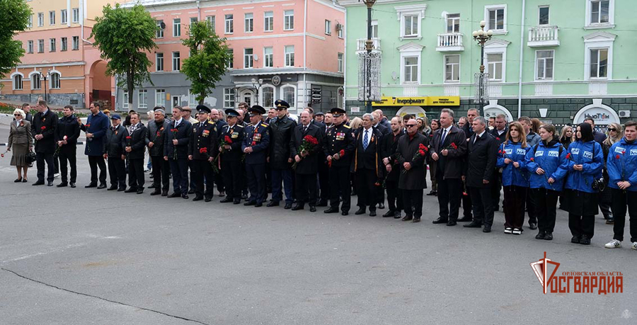 В Орле начальник территориального Управления Росгвардии возложил цветы к Стене памяти