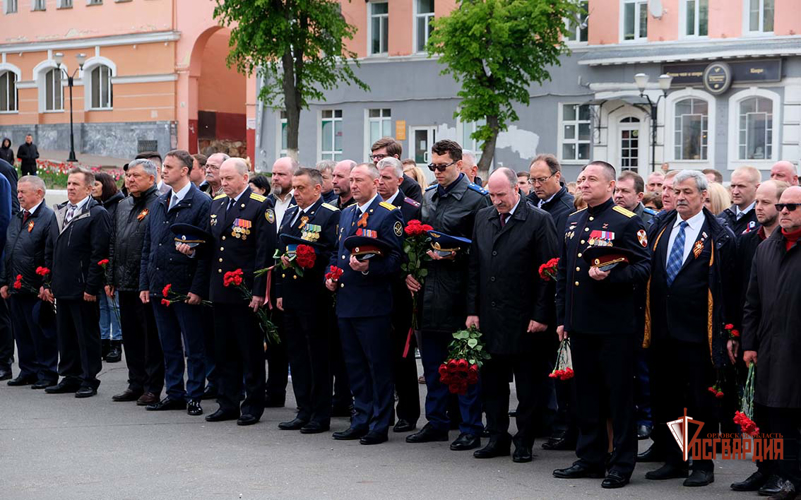 В Орле начальник территориального Управления Росгвардии возложил цветы к Стене памяти