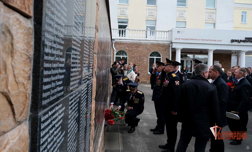 В Орле начальник территориального Управления Росгвардии возложил цветы к Стене памяти