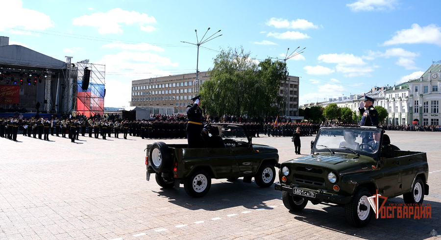 Вместе с орловцами начальник регионального Управления Росгвардии посмотрел парад Победы