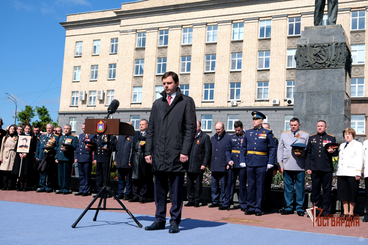Вместе с орловцами начальник регионального Управления Росгвардии посмотрел парад Победы