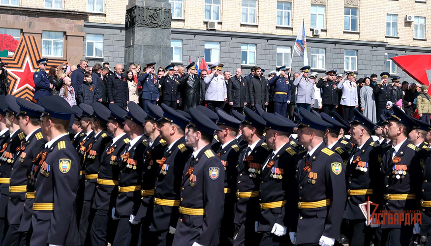 Вместе с орловцами начальник регионального Управления Росгвардии посмотрел парад Победы