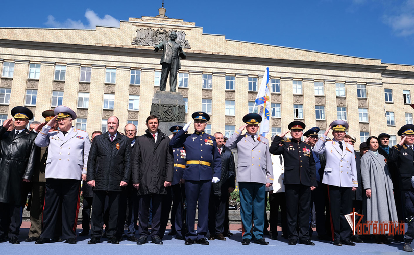 Вместе с орловцами начальник регионального Управления Росгвардии посмотрел парад Победы