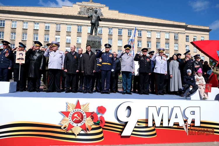 Вместе с орловцами начальник регионального Управления Росгвардии посмотрел парад Победы