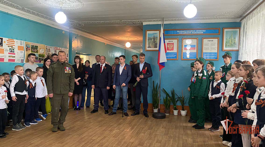 В подшефной школе орловские росгвардейцы открыли «Парту Героя»