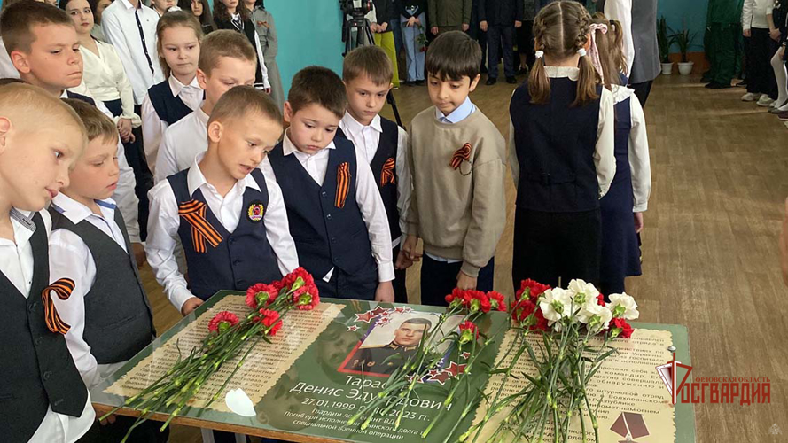 В подшефной школе орловские росгвардейцы открыли «Парту Героя»