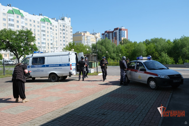 В школах Орла росгвардейцы отработали действия при ЧС