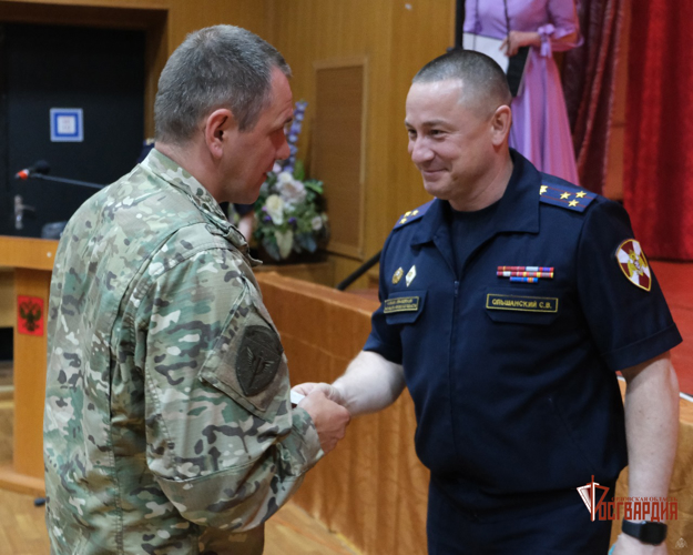 В Орле поздравили сотрудников и ветеранов ОМОН «Крепость»