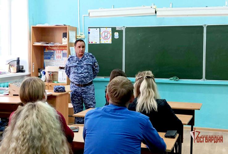 Орловские росгвардейцы ориентируют родителей школьников на безопасный летний отдых детей