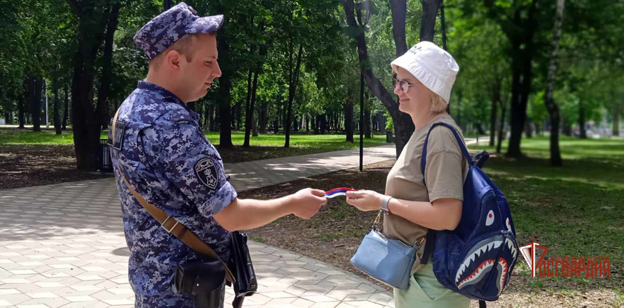 Накануне Дня России росгвардейцы раздали орловцам ленточки-триколор