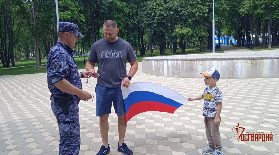 Накануне Дня России росгвардейцы раздали орловцам ленточки-триколор