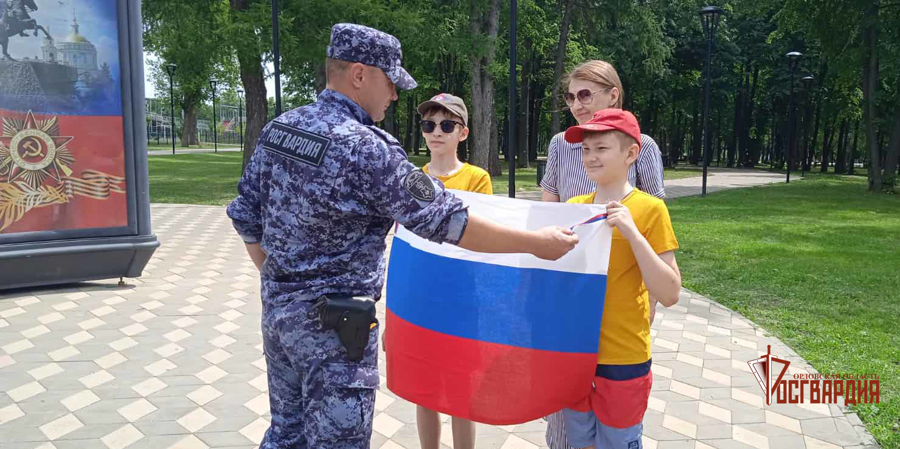 Накануне Дня России росгвардейцы раздали орловцам ленточки-триколор