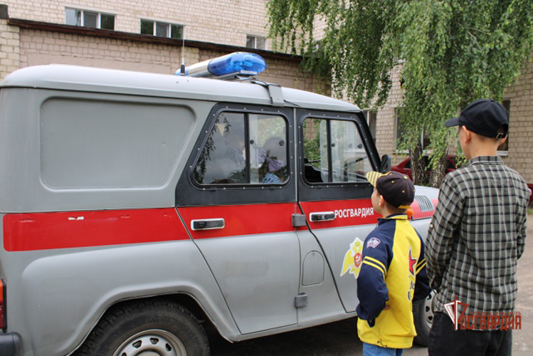 В Ливнах сотрудники Росгвардии напомнили детям правила безопасного летнего отдыха