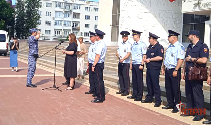 Росгвардейцы приняли участие в гарнизонном разводе на центральной площади Орла