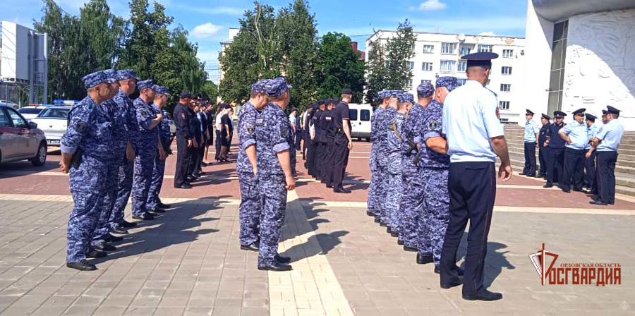 Росгвардейцы приняли участие в гарнизонном разводе на центральной площади Орла