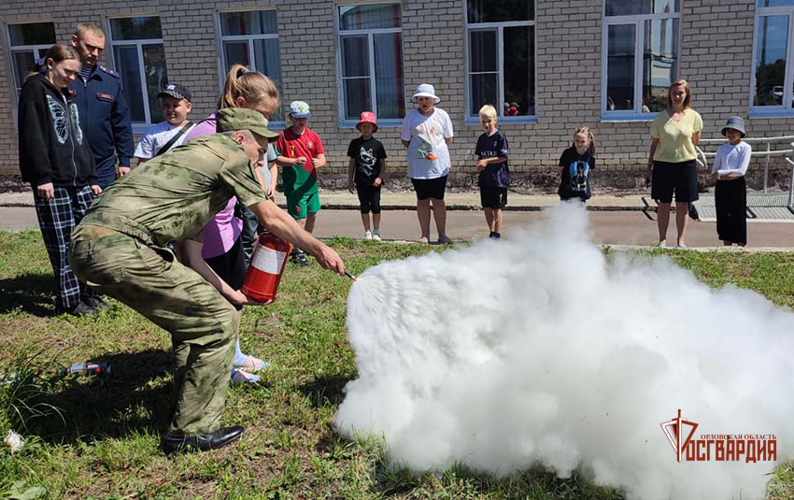 Офицеры Росгвардии напомнили школьникам о личной безопасности в летний период