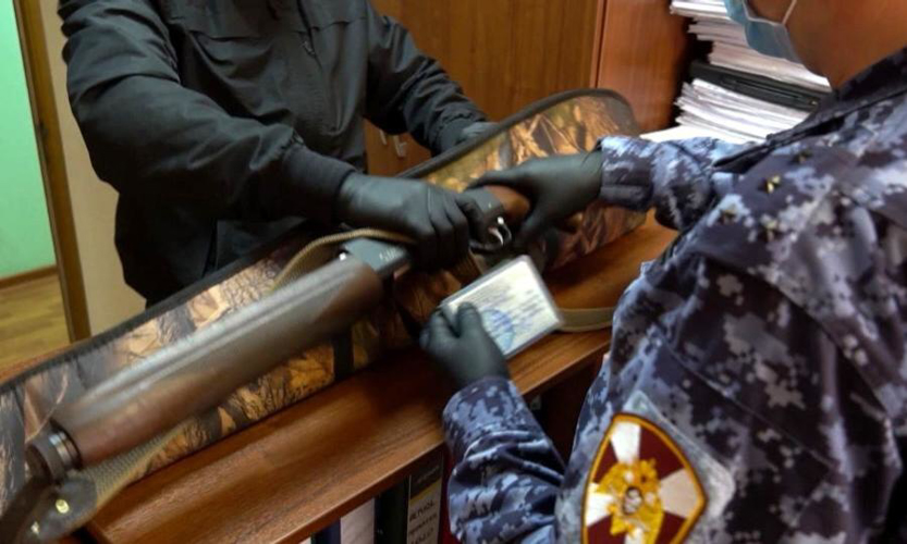Свыше двухсот лицензий и разрешений на оружие выдали орловские росгвардейцы