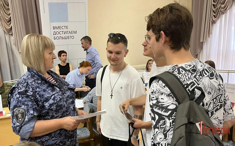 Офицеры Росгвардии приняли участие в ярмарке вакансий в Орле