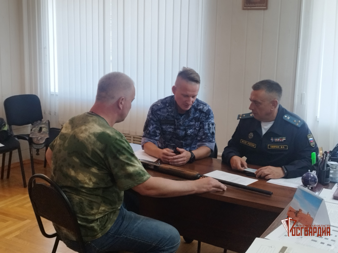 Росгвардейцы помогли десятерым орловцам передать оружие на СВО