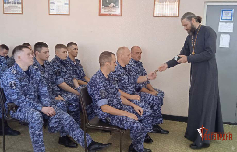 Представитель Русской Православной Церкви передал орловским росгвардейцам воинские молитвослов
