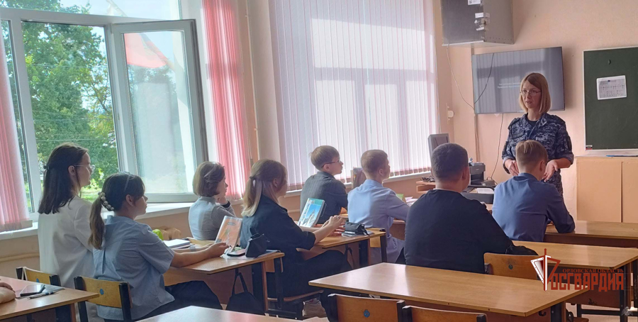 Орловские росгвардейцы побеседовали со школьниками о получении высшего военного образования  