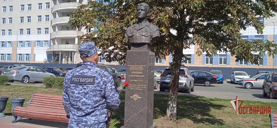 В Орле росгвардейцы вспомнили подвиг Героя России Алексея Скворцова