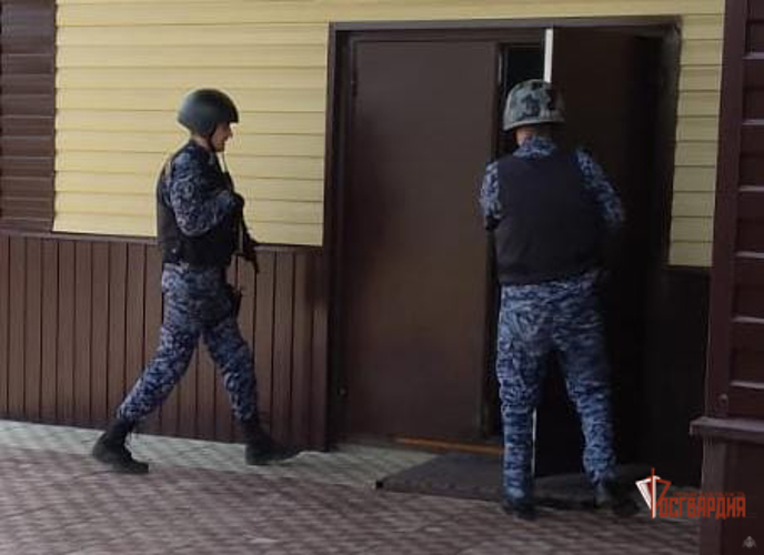 Мценские росгвардейцы отработали задержание условных злоумышленников