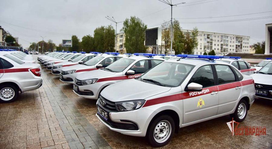 Сотрудникам Росгвардии вручили ключи от новых служебных автомобилей в Орле