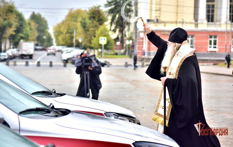 Сотрудникам Росгвардии вручили ключи от новых служебных автомобилей в Орле