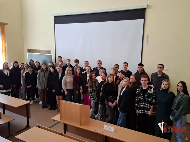 В Орле росгвардейцы провели профилактическую беседу со студентами 
