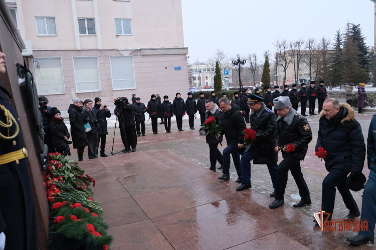 В Орле росгвардейцы почтили память Героев Отечества