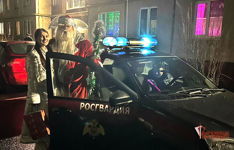 «Дед Мороз специального назначения» порадовал детей орловских росгвардейцев новогодними подарками