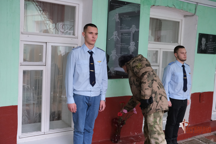 В День Героев Отечества орловские росгвардейцы побеседовали со студентами подшефного техникума