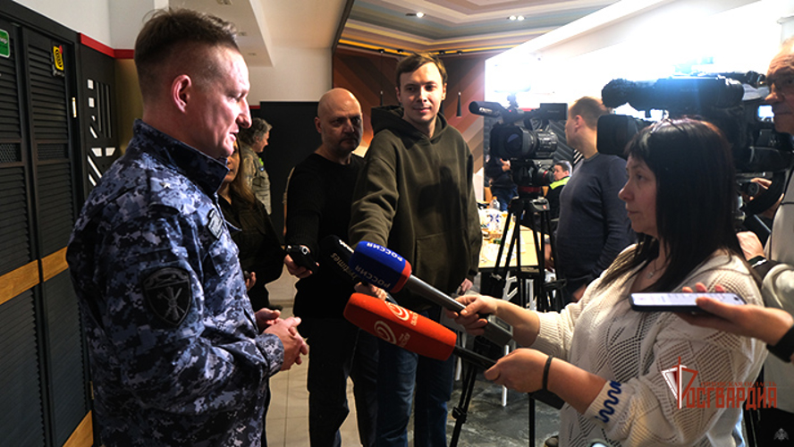 В Орле росгвардейцы рассказали журналистам об изменениях в размере госпошлин за оружие   